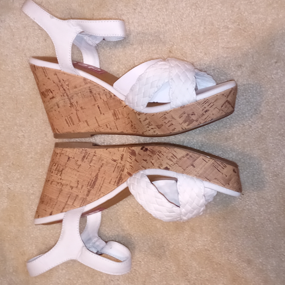 COPY - BNIB White Shoes Size 7.5 - Picture 3 of 9